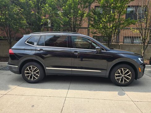 Used 2018 Volkswagen Tiguan SE w/ Panoramic Sunroof Package AWD/4WD image 8