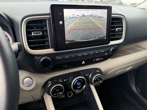 Used 2022 Hyundai Venue Limited image 18