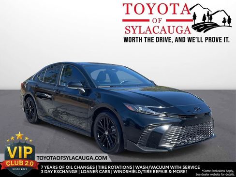 Used 2025 Toyota Camry SE image 1