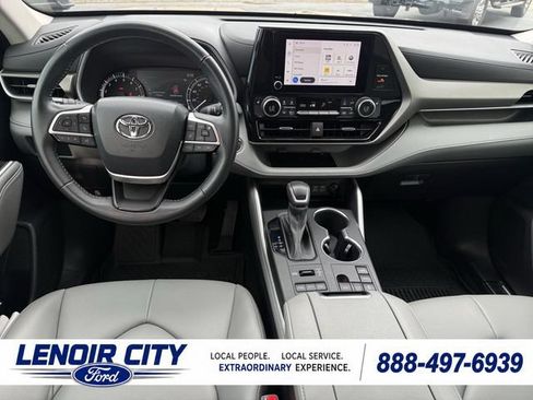 Used 2023 Toyota Highlander XLE AWD/4WD image 14