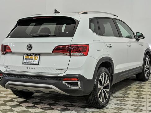 Certified 2023 Volkswagen Taos SE w/ Panoramic Sunroof Package AWD/4WD image 8