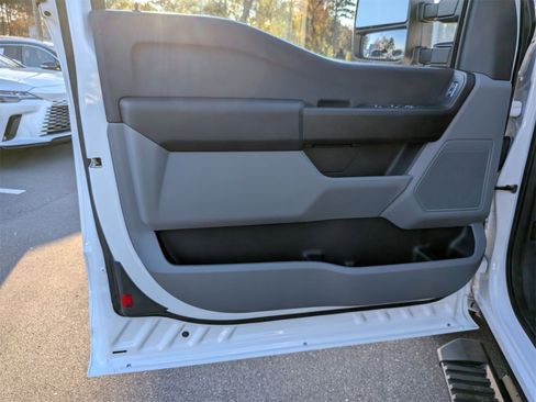 Used 2024 Ford F250 XL w/ XL Chrome Package image 12