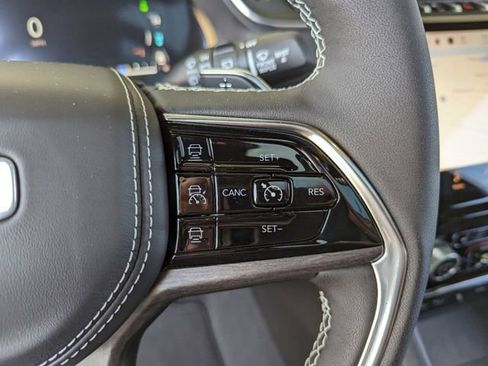 Used 2022 Jeep Grand Cherokee Overland w/ Luxury Tech Group IV AWD/4WD image 12