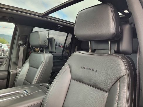 Used 2023 GMC Yukon XL Denali w/ Denali Reserve Package AWD/4WD image 18