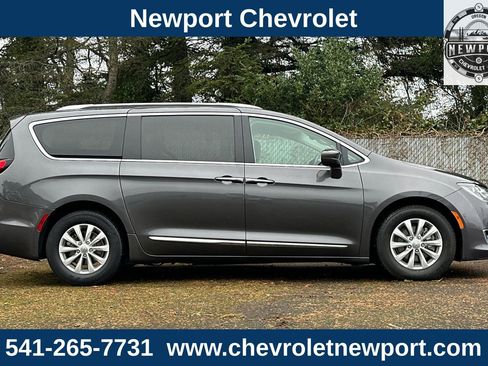 Used 2018 Chrysler Pacifica Touring-L Plus image 3