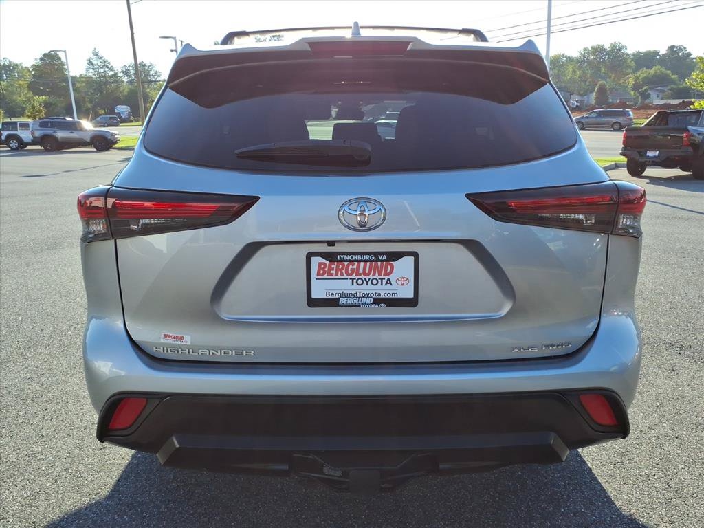Used 2024 Toyota Highlander XLE AWD/4WD image 11