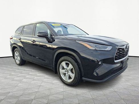 Used 2024 Toyota Highlander LE AWD/4WD image 1