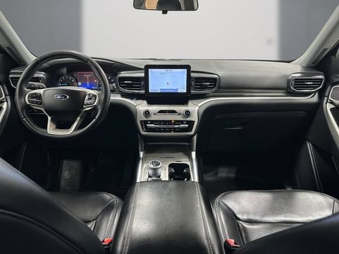 Used 2021 Ford Explorer XLT w/ Equipment Group 202A AWD/4WD image 18