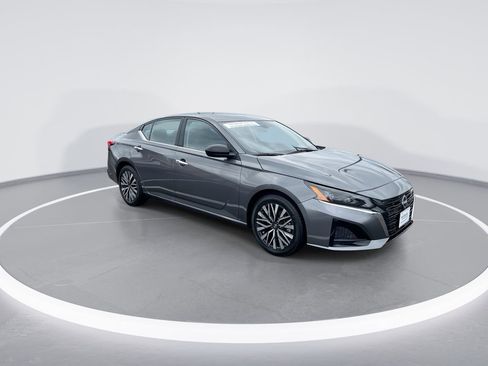 Used 2025 Nissan Altima 2.5 SV FWD image 2