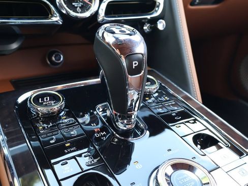 Used 2024 Bentley Flying Spur V8 AWD/4WD image 30