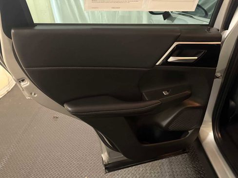 Used 2023 Mitsubishi Outlander SE image 23