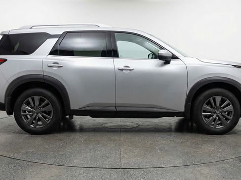 Used 2025 Nissan Pathfinder SV FWD image 11