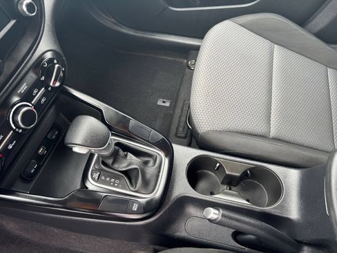 Used 2025 Kia Soul LX w/ LX Technology Package FWD image 39