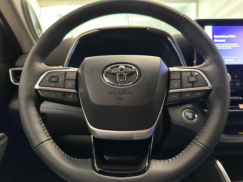New 2026 Toyota Highlander Platinum image 11