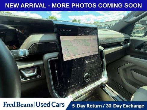 Used 2025 GMC Yukon Elevation w/ Elevation Premium Package AWD/4WD image 17