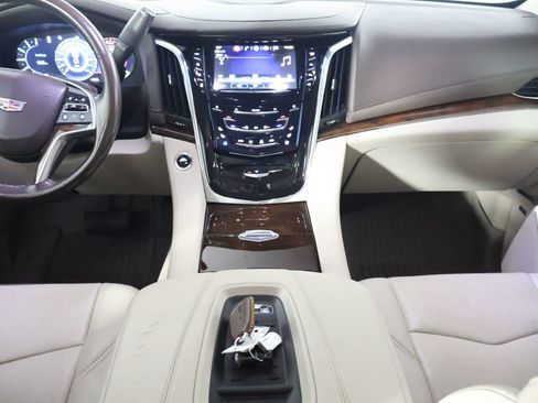 Used 2017 Cadillac Escalade ESV Premium Luxury AWD/4WD image 29