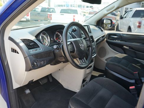 Used 2019 Dodge Grand Caravan SE w/ UConnect Hands-Free Group FWD image 12