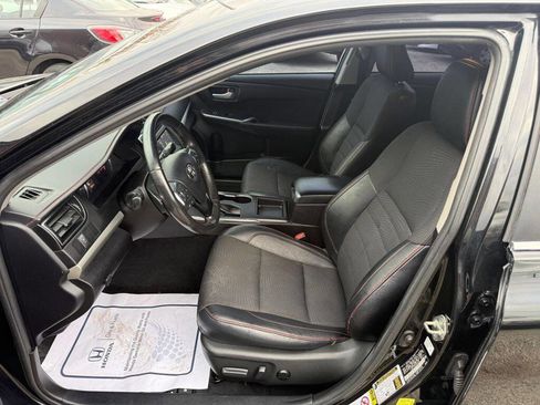 Used 2017 Toyota Camry SE image 11