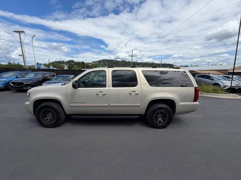 Used 2007 Chevrolet Suburban LTZ w/ LTZ Preferred Equipment Group AWD/4WD image 8
