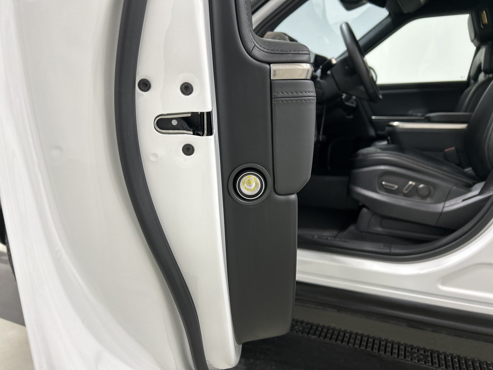 Used 2025 Rivian R1S Adventure Dual AWD/4WD image 32