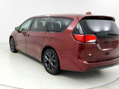 Used 2018 Chrysler Pacifica Touring Plus w/ S Appearance Package FWD image 3