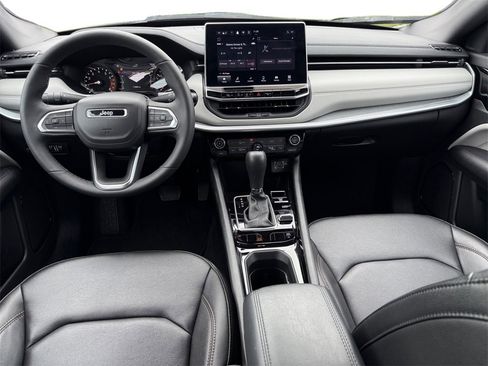 Used 2024 Jeep Compass Limited image 10