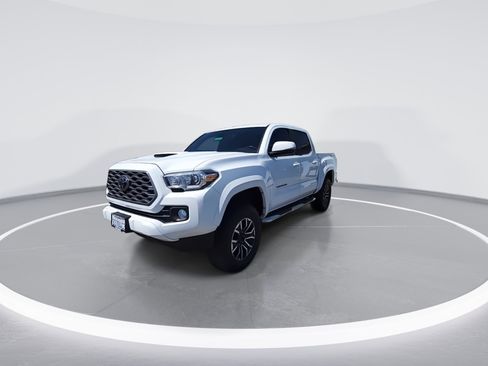 Used 2021 Toyota Tacoma TRD Sport w/ Technology Package AWD/4WD image 4