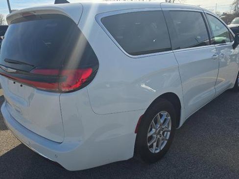 Used 2024 Chrysler Pacifica Touring-L image 4