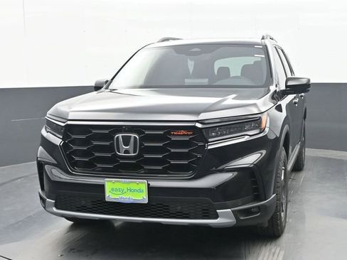 Used 2025 Honda Pilot TrailSport image 3