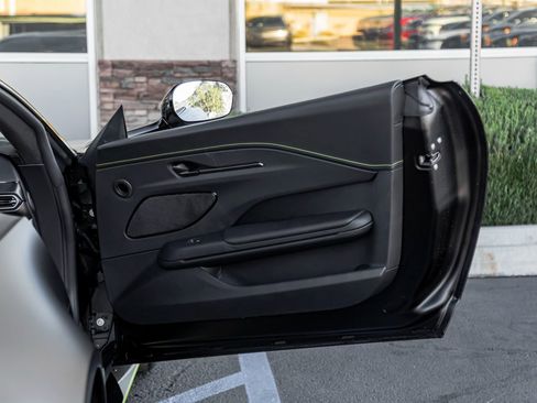 Used 2025 Aston Martin V8 Vantage Coupe image 18