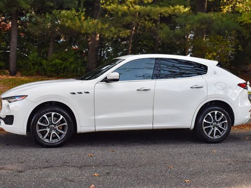 Used 2021 Maserati Levante AWD/4WD image 4