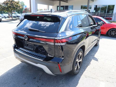 Used 2025 Volkswagen Tiguan SE w/ Panoramic Sunroof Package FWD image 4