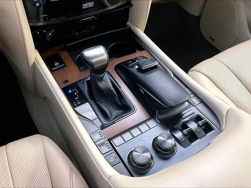 Used 2020 Lexus LX 570 4WD w/ Luxury Package image 17