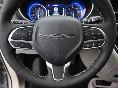 Used 2024 Chrysler Pacifica Touring-L FWD image 20