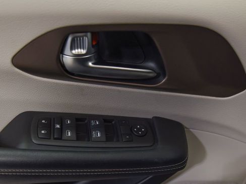 Used 2022 Chrysler Voyager LX image 15