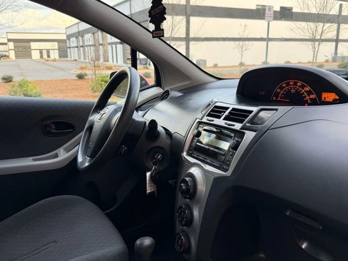 Used 2010 Toyota Yaris 4-Door Hatchback image 19