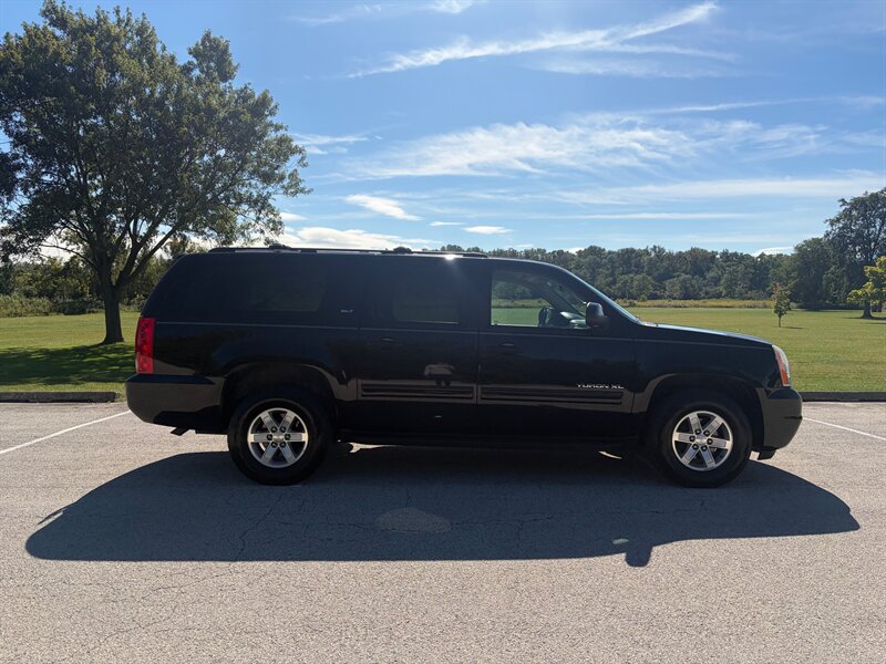 Used 2011 GMC Yukon XL SLT w/ SLT-2 Equipment Package AWD/4WD image 6