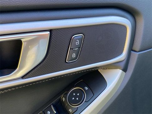 Used 2021 Ford Explorer XLT w/ Equipment Group 202A image 15