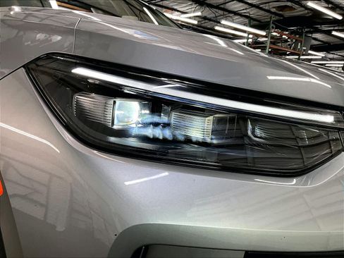 Used 2025 Volkswagen Tiguan SE w/ Panoramic Sunroof Package image 32