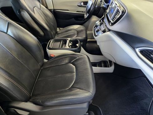 Used 2020 Chrysler Pacifica Touring-L image 16