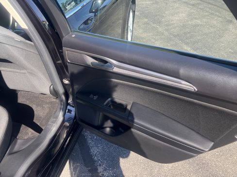 Used 2019 Ford Fusion SE FWD image 12