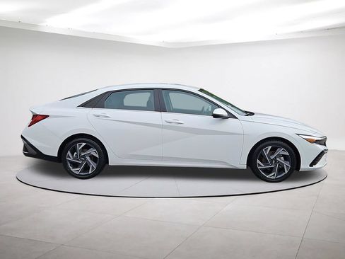 Used 2025 Hyundai Elantra Limited FWD image 8
