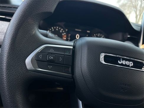 Used 2023 Jeep Compass Sport image 13