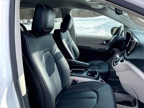 Used 2024 Chrysler Pacifica Touring-L image 7