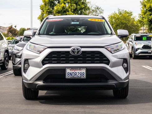 Used 2019 Toyota RAV4 XLE w/ Convenience Package FWD image 2