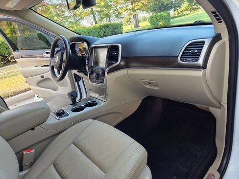 Used 2015 Jeep Grand Cherokee Limited AWD/4WD image 9