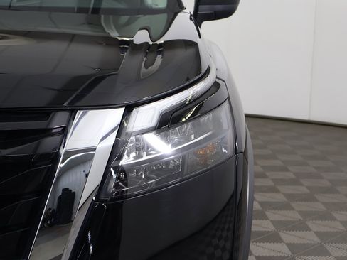 Used 2024 Nissan Pathfinder S image 13