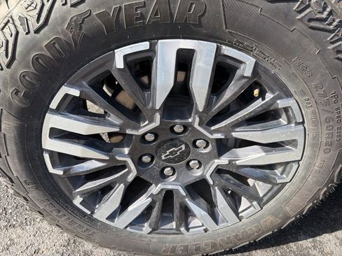 Used 2025 Chevrolet Suburban Z71 image 26