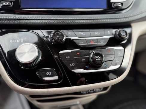 Used 2023 Chrysler Pacifica Touring-L AWD/4WD image 7