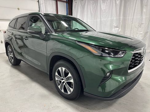 Used 2025 Toyota Highlander XLE image 1